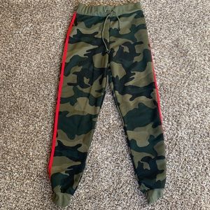 Prettylittlething camo joggers
